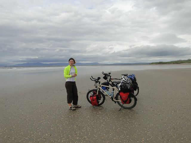 Radfahren direkt auf dem Strand